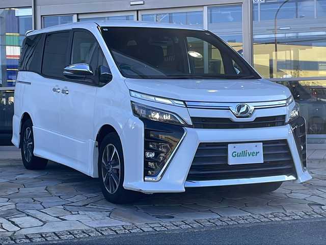 トヨタ ヴォクシー ZS 静岡県 2018(平30)年 7.7万km ホワイトパールクリスタルシャイン 純正SDナビ（AM/FM/CD/DVD/Bluetooth）/社外後席モニター/フルセグTV/バックカメラ/クルーズコントロール/リフトアップシート/両側パワースライドドア/ETC/LEDヘッドライト/LEDフォグランプ/オートライト/純正16インチアルミホイール/バックカメラ/レーンキープアシスト/社外ドライブレコーダー