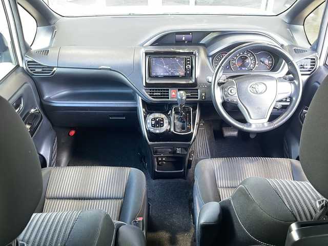 トヨタ ヴォクシー ZS 静岡県 2018(平30)年 7.7万km ホワイトパールクリスタルシャイン 純正SDナビ（AM/FM/CD/DVD/Bluetooth）/社外後席モニター/フルセグTV/バックカメラ/クルーズコントロール/リフトアップシート/両側パワースライドドア/ETC/LEDヘッドライト/LEDフォグランプ/オートライト/純正16インチアルミホイール/バックカメラ/レーンキープアシスト/社外ドライブレコーダー