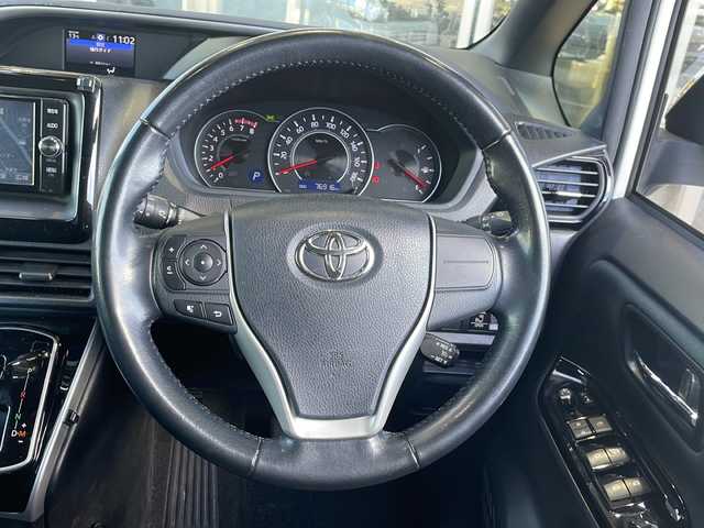 トヨタ ヴォクシー ZS 静岡県 2018(平30)年 7.7万km ホワイトパールクリスタルシャイン 純正SDナビ（AM/FM/CD/DVD/Bluetooth）/社外後席モニター/フルセグTV/バックカメラ/クルーズコントロール/リフトアップシート/両側パワースライドドア/ETC/LEDヘッドライト/LEDフォグランプ/オートライト/純正16インチアルミホイール/バックカメラ/レーンキープアシスト/社外ドライブレコーダー