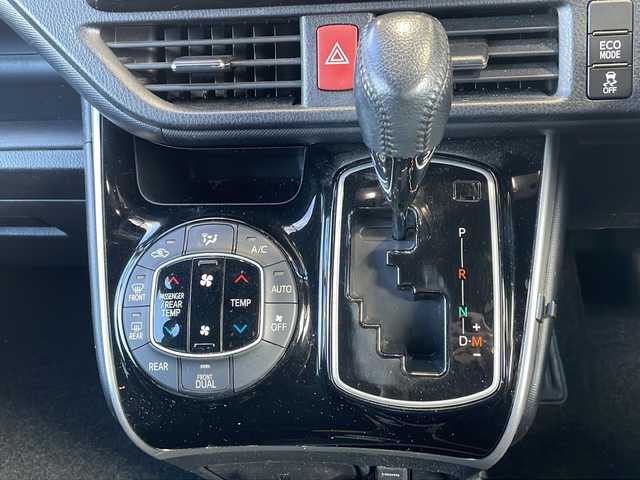 トヨタ ヴォクシー ZS 静岡県 2018(平30)年 7.7万km ホワイトパールクリスタルシャイン 純正SDナビ（AM/FM/CD/DVD/Bluetooth）/社外後席モニター/フルセグTV/バックカメラ/クルーズコントロール/リフトアップシート/両側パワースライドドア/ETC/LEDヘッドライト/LEDフォグランプ/オートライト/純正16インチアルミホイール/バックカメラ/レーンキープアシスト/社外ドライブレコーダー