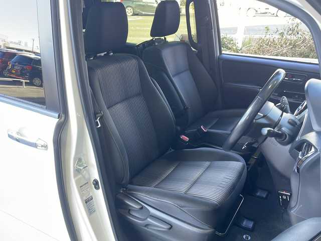 トヨタ ヴォクシー ZS 静岡県 2018(平30)年 7.7万km ホワイトパールクリスタルシャイン 純正SDナビ（AM/FM/CD/DVD/Bluetooth）/社外後席モニター/フルセグTV/バックカメラ/クルーズコントロール/リフトアップシート/両側パワースライドドア/ETC/LEDヘッドライト/LEDフォグランプ/オートライト/純正16インチアルミホイール/バックカメラ/レーンキープアシスト/社外ドライブレコーダー