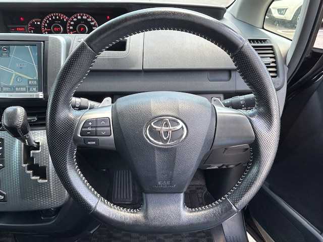 トヨタ ヴォクシー ZS 煌Z 青森県 2013(平25)年 10万km ブラック 純正HDDナビ（フルセグ/BlueTooth）/社外スタッドレスタイヤ積込/両側パワースライドドア/バックカメラ/スマートキー/キセノンヘッドライト/ハーフレザーシート/8人乗り/MTモード/保証書/取扱説明書/ナビ説明書