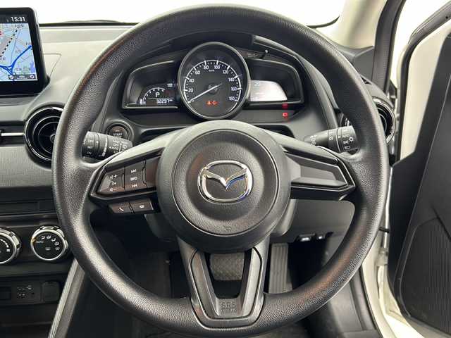 マツダ マツダ２ 15S スマートエディション 宮城県 2022(令4)年 3.3万km スノーフレイクホワイトパールマイカ 4WD/純正ナビ(AM/FM/BT)/全方位モニター/i-ACTIVSENSE　/　・スマートシティブレーキサポート /　・車線逸脱警報システム /　・横滑り防止装置 /　・ブラインドスポットモニタ /ステアリングスイッチ /ETC /LEDライト /オートライト /プッシュスタート /社外アルミホイール/社外フロアマット