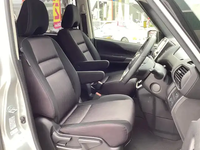 日産 セレナ ハイウェイスター 京都府 2016(平28)年 4.2万km ブリリアントシルバー ワンオーナー/禁煙/車検：令和7年12月14日/純正ナビ8インチ（MM516D-L)/フルセグTV/フリップダウンモニター/両側パワースライドドア/アラウンドビューモニター/BluetoothCD DVD/ETC/クルーズコントロール/LEDヘッドライト/フロントフォグライト/取扱説明書/新車保証書/スペアインテリジェントキー
