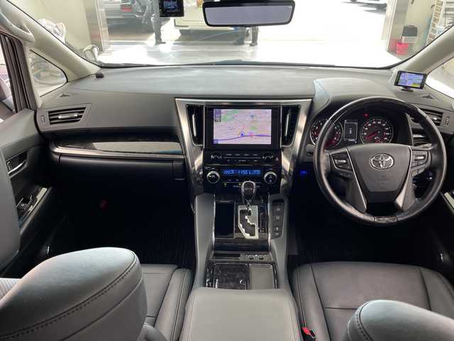 トヨタ アルファード S Cパッケージ 兵庫県 2021(令3)年 2.6万km ホワイトパールクリスタルシャイン ・Wサンルーフ/・社外エアロ/・社外4本出しマフラー/・ダウンサス/・トヨタセーフティーセンス/・プリクラッシュセーフティ/・レーントレーシングアシスト/・クリアランスソナー/・パーキングサポートブレーキ/・リヤクロストラフィックアラート/・BSM/・ロードサインアシスト/・ナノイー/・レーダークルーズコントロール/・オートマチックハイビーム/・純正9型ナビ＆フルセグ＆BT＆USB＆DVD/・バックカメラ/・純正12.1型フリップダウンモニター/・両側パワースライドドア/・パワーバックドア/・ビルトインETC2.0/・ステアリングヒーター/・ステアリングリモコン/・デジタルインナーミラー/・社外前後ドライブレコーダー/・合皮シート/・前席シートヒーター/・前席シートベンチレーション/・運転席メモリーシート/・2列目オットマン/・助手席オットマン/・3眼LEDヘッドライト/・フォグ/・オートライト/・スマートキー/・スペアキー/・プッシュスタート/・電子パーキング/・オートホールド/・純正18インチアルミホイール