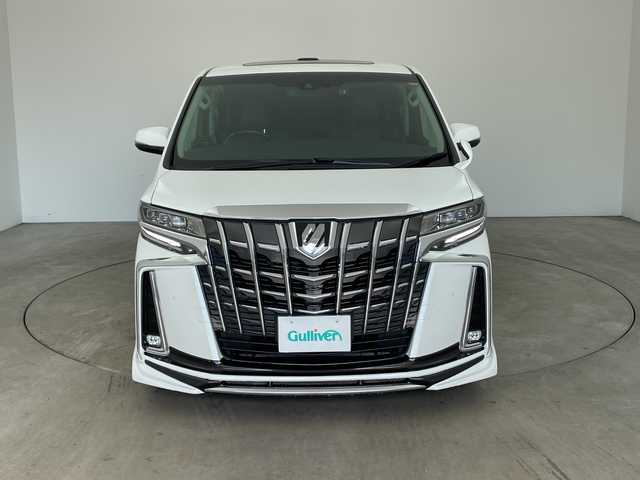 トヨタ アルファード S Cパッケージ 兵庫県 2021(令3)年 2.6万km ホワイトパールクリスタルシャイン ・Wサンルーフ/・社外エアロ/・社外4本出しマフラー/・ダウンサス/・トヨタセーフティーセンス/・プリクラッシュセーフティ/・レーントレーシングアシスト/・クリアランスソナー/・パーキングサポートブレーキ/・リヤクロストラフィックアラート/・BSM/・ロードサインアシスト/・ナノイー/・レーダークルーズコントロール/・オートマチックハイビーム/・純正9型ナビ＆フルセグ＆BT＆USB＆DVD/・バックカメラ/・純正12.1型フリップダウンモニター/・両側パワースライドドア/・パワーバックドア/・ビルトインETC2.0/・ステアリングヒーター/・ステアリングリモコン/・デジタルインナーミラー/・社外前後ドライブレコーダー/・合皮シート/・前席シートヒーター/・前席シートベンチレーション/・運転席メモリーシート/・2列目オットマン/・助手席オットマン/・3眼LEDヘッドライト/・フォグ/・オートライト/・スマートキー/・スペアキー/・プッシュスタート/・電子パーキング/・オートホールド/・純正18インチアルミホイール
