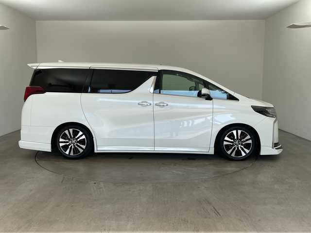 トヨタ アルファード S Cパッケージ 兵庫県 2021(令3)年 2.6万km ホワイトパールクリスタルシャイン ・Wサンルーフ/・社外エアロ/・社外4本出しマフラー/・ダウンサス/・トヨタセーフティーセンス/・プリクラッシュセーフティ/・レーントレーシングアシスト/・クリアランスソナー/・パーキングサポートブレーキ/・リヤクロストラフィックアラート/・BSM/・ロードサインアシスト/・ナノイー/・レーダークルーズコントロール/・オートマチックハイビーム/・純正9型ナビ＆フルセグ＆BT＆USB＆DVD/・バックカメラ/・純正12.1型フリップダウンモニター/・両側パワースライドドア/・パワーバックドア/・ビルトインETC2.0/・ステアリングヒーター/・ステアリングリモコン/・デジタルインナーミラー/・社外前後ドライブレコーダー/・合皮シート/・前席シートヒーター/・前席シートベンチレーション/・運転席メモリーシート/・2列目オットマン/・助手席オットマン/・3眼LEDヘッドライト/・フォグ/・オートライト/・スマートキー/・スペアキー/・プッシュスタート/・電子パーキング/・オートホールド/・純正18インチアルミホイール