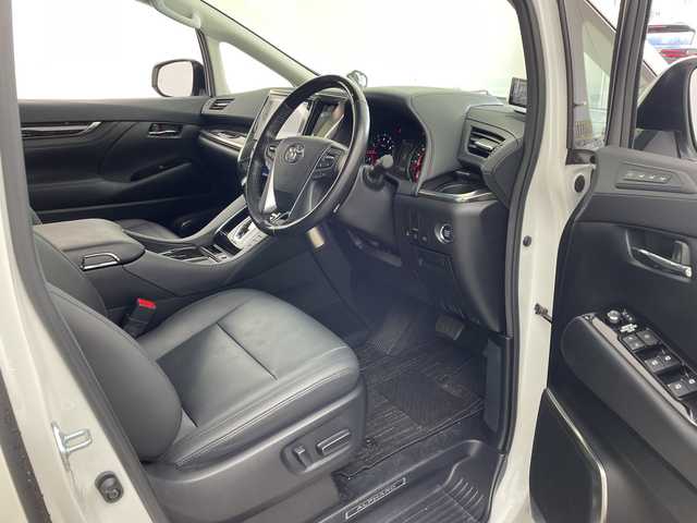 トヨタ アルファード S Cパッケージ 兵庫県 2021(令3)年 2.6万km ホワイトパールクリスタルシャイン ・Wサンルーフ/・社外エアロ/・社外4本出しマフラー/・ダウンサス/・トヨタセーフティーセンス/・プリクラッシュセーフティ/・レーントレーシングアシスト/・クリアランスソナー/・パーキングサポートブレーキ/・リヤクロストラフィックアラート/・BSM/・ロードサインアシスト/・ナノイー/・レーダークルーズコントロール/・オートマチックハイビーム/・純正9型ナビ＆フルセグ＆BT＆USB＆DVD/・バックカメラ/・純正12.1型フリップダウンモニター/・両側パワースライドドア/・パワーバックドア/・ビルトインETC2.0/・ステアリングヒーター/・ステアリングリモコン/・デジタルインナーミラー/・社外前後ドライブレコーダー/・合皮シート/・前席シートヒーター/・前席シートベンチレーション/・運転席メモリーシート/・2列目オットマン/・助手席オットマン/・3眼LEDヘッドライト/・フォグ/・オートライト/・スマートキー/・スペアキー/・プッシュスタート/・電子パーキング/・オートホールド/・純正18インチアルミホイール