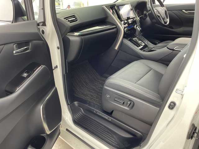 トヨタ アルファード S Cパッケージ 兵庫県 2021(令3)年 2.6万km ホワイトパールクリスタルシャイン ・Wサンルーフ/・社外エアロ/・社外4本出しマフラー/・ダウンサス/・トヨタセーフティーセンス/・プリクラッシュセーフティ/・レーントレーシングアシスト/・クリアランスソナー/・パーキングサポートブレーキ/・リヤクロストラフィックアラート/・BSM/・ロードサインアシスト/・ナノイー/・レーダークルーズコントロール/・オートマチックハイビーム/・純正9型ナビ＆フルセグ＆BT＆USB＆DVD/・バックカメラ/・純正12.1型フリップダウンモニター/・両側パワースライドドア/・パワーバックドア/・ビルトインETC2.0/・ステアリングヒーター/・ステアリングリモコン/・デジタルインナーミラー/・社外前後ドライブレコーダー/・合皮シート/・前席シートヒーター/・前席シートベンチレーション/・運転席メモリーシート/・2列目オットマン/・助手席オットマン/・3眼LEDヘッドライト/・フォグ/・オートライト/・スマートキー/・スペアキー/・プッシュスタート/・電子パーキング/・オートホールド/・純正18インチアルミホイール