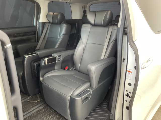 トヨタ アルファード S Cパッケージ 兵庫県 2021(令3)年 2.6万km ホワイトパールクリスタルシャイン ・Wサンルーフ/・社外エアロ/・社外4本出しマフラー/・ダウンサス/・トヨタセーフティーセンス/・プリクラッシュセーフティ/・レーントレーシングアシスト/・クリアランスソナー/・パーキングサポートブレーキ/・リヤクロストラフィックアラート/・BSM/・ロードサインアシスト/・ナノイー/・レーダークルーズコントロール/・オートマチックハイビーム/・純正9型ナビ＆フルセグ＆BT＆USB＆DVD/・バックカメラ/・純正12.1型フリップダウンモニター/・両側パワースライドドア/・パワーバックドア/・ビルトインETC2.0/・ステアリングヒーター/・ステアリングリモコン/・デジタルインナーミラー/・社外前後ドライブレコーダー/・合皮シート/・前席シートヒーター/・前席シートベンチレーション/・運転席メモリーシート/・2列目オットマン/・助手席オットマン/・3眼LEDヘッドライト/・フォグ/・オートライト/・スマートキー/・スペアキー/・プッシュスタート/・電子パーキング/・オートホールド/・純正18インチアルミホイール