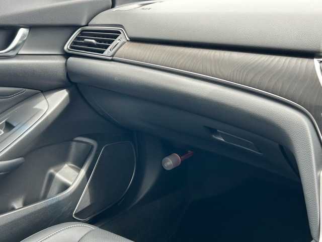 ホンダ アコード EX 千葉県 2020(令2)年 1.6万km ルナシルバーM 禁煙車/ワンオーナー/純正internavi PremiumClub/フルセグTV/Bluetooth/USB接続/バックカメラ/前後ドライブレコーダー/ETC/サンルーフ/メモリ付きパワーシート/ドライビングポジションシステム/シートヒーター/レザーシート/サンルーフ/純正18インチアルミホイール/純正フロアマット/レーダークルーズコントロール/ヘッドアップディスプレイ/ブラインドスポットモニター/標識認識機能/レーンキープアシスト/誤発信抑制機能/後方誤発信抑制機能/衝突被害軽減ブレーキ/ブレーキホールド/サイドバイザー/カーテンエアバック/電動格納ウィンカーミラー/LEDヘッドライト/パドルシフト/取扱説明書/保証書/整備記録簿/スペアキー