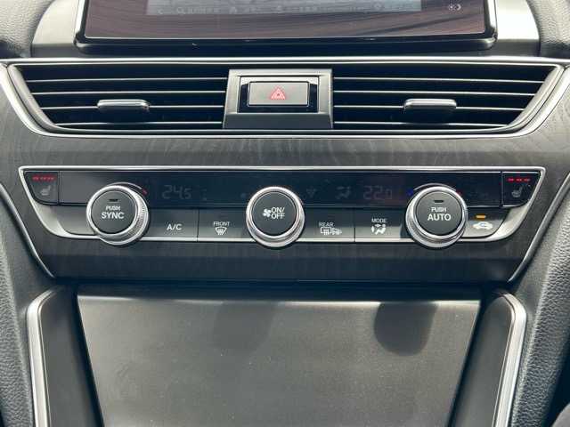 ホンダ アコード EX 千葉県 2020(令2)年 1.6万km ルナシルバーM 禁煙車/ワンオーナー/純正internavi PremiumClub/フルセグTV/Bluetooth/USB接続/バックカメラ/前後ドライブレコーダー/ETC/サンルーフ/メモリ付きパワーシート/ドライビングポジションシステム/シートヒーター/レザーシート/サンルーフ/純正18インチアルミホイール/純正フロアマット/レーダークルーズコントロール/ヘッドアップディスプレイ/ブラインドスポットモニター/標識認識機能/レーンキープアシスト/誤発信抑制機能/後方誤発信抑制機能/衝突被害軽減ブレーキ/ブレーキホールド/サイドバイザー/カーテンエアバック/電動格納ウィンカーミラー/LEDヘッドライト/パドルシフト/取扱説明書/保証書/整備記録簿/スペアキー