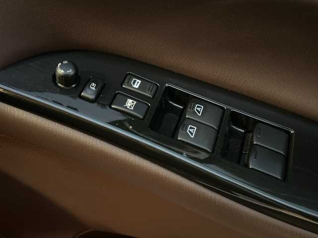 日産 スカイライン クロスオーバー 370GT FOUR Type P 岡山県 2011(平23)年 6.6万km クリスタルホワイトパール 純正HDDナビ　/（CD/BT/ワンセグ）/ＢＯＳＥサウンドシステム/アラウンドビューモニター　/前席パワーシート（運転席メモリー付）　/前席シートヒーター/ビルトインＥＴＣ/前後コーナーセンサー　/純正キセノンヘッドライト/フォグランプ/プッシュスタート　/ＵＳＢ接続　/スマートキー/ミュージックサーバー/ミュージックプレーヤー接続/純正フロアマット/純正アルミホイール