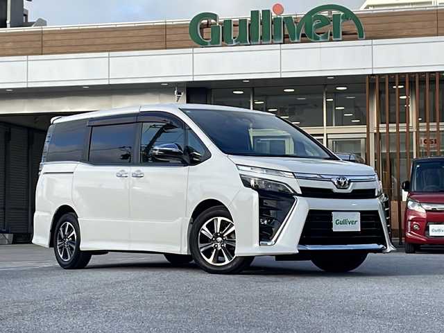 トヨタ ヴォクシー ZS 煌Ⅱ 沖縄県 2020(令2)年 3.9万km ホワイトパールクリスタルシャイン アルパイン11インチナビ・TV・Bluetooth・CD・DVD/12.8インチフリップダウンモニター/両側パワースライドドア/バックカメラ/ETC/HDMI/ドライブレコーダー/クリアランスソナー/LEDヘッドライト/純正アルミ/オートライト/オートマチックハイビーム/レーンキープアシスト/クルーズコントロール/衝突軽減システム/ステアリングスイッチ/革巻きステアリング/ウィンカードアミラー/リアロールサンシェード