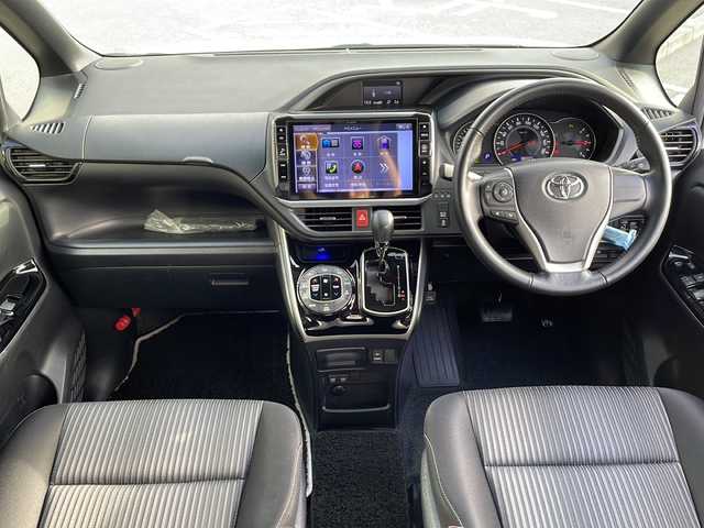 トヨタ ヴォクシー ZS 煌Ⅱ 沖縄県 2020(令2)年 3.9万km ホワイトパールクリスタルシャイン アルパイン11インチナビ・TV・Bluetooth・CD・DVD/12.8インチフリップダウンモニター/両側パワースライドドア/バックカメラ/ETC/HDMI/ドライブレコーダー/クリアランスソナー/LEDヘッドライト/純正アルミ/オートライト/オートマチックハイビーム/レーンキープアシスト/クルーズコントロール/衝突軽減システム/ステアリングスイッチ/革巻きステアリング/ウィンカードアミラー/リアロールサンシェード