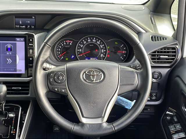 トヨタ ヴォクシー ZS 煌Ⅱ 沖縄県 2020(令2)年 3.9万km ホワイトパールクリスタルシャイン アルパイン11インチナビ・TV・Bluetooth・CD・DVD/12.8インチフリップダウンモニター/両側パワースライドドア/バックカメラ/ETC/HDMI/ドライブレコーダー/クリアランスソナー/LEDヘッドライト/純正アルミ/オートライト/オートマチックハイビーム/レーンキープアシスト/クルーズコントロール/衝突軽減システム/ステアリングスイッチ/革巻きステアリング/ウィンカードアミラー/リアロールサンシェード