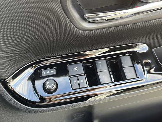 トヨタ ヴォクシー ZS 煌Ⅱ 沖縄県 2020(令2)年 3.9万km ホワイトパールクリスタルシャイン アルパイン11インチナビ・TV・Bluetooth・CD・DVD/12.8インチフリップダウンモニター/両側パワースライドドア/バックカメラ/ETC/HDMI/ドライブレコーダー/クリアランスソナー/LEDヘッドライト/純正アルミ/オートライト/オートマチックハイビーム/レーンキープアシスト/クルーズコントロール/衝突軽減システム/ステアリングスイッチ/革巻きステアリング/ウィンカードアミラー/リアロールサンシェード