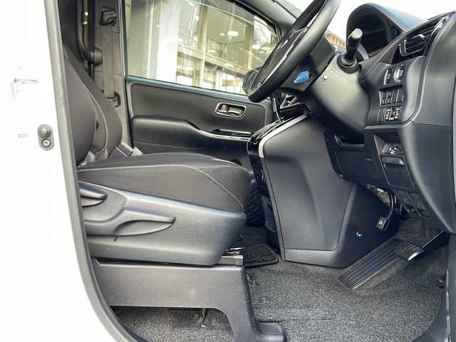 トヨタ ヴォクシー ZS 煌Ⅱ 沖縄県 2020(令2)年 3.9万km ホワイトパールクリスタルシャイン アルパイン11インチナビ・TV・Bluetooth・CD・DVD/12.8インチフリップダウンモニター/両側パワースライドドア/バックカメラ/ETC/HDMI/ドライブレコーダー/クリアランスソナー/LEDヘッドライト/純正アルミ/オートライト/オートマチックハイビーム/レーンキープアシスト/クルーズコントロール/衝突軽減システム/ステアリングスイッチ/革巻きステアリング/ウィンカードアミラー/リアロールサンシェード