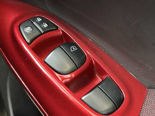 日産 ジューク 15RX タイプV 福島県 2012(平24)年 6.7万km ブリリアントホワイトパール ディーラー純正SDナビ/スマートキー/スペアキー/電格ミラー/オートライト/フォグランプ/ヘッドライトレベライザー/純正AW/純正フロアマット/ハロゲンライト/フォグランプ/PUSHスタート/保証書/取扱説明書