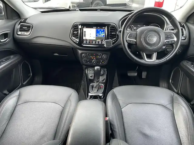 クライスラー・ジープ ジープ コンパス リミテッド 愛知県 2021(令3)年 3.7万km 黒 /禁煙//メーカーナビ//BT/USB/AUX/フルセグ//バックカメラ//黒革シート//前席パワーシート//前席シートヒーター//ALPINEサウンドシステム//BRUT16インチAW//ホワイトレタータイヤ//パワーバックドア//前後ドライブレコーダー//ETC2.0//ACC/BSM//自動緊急ブレーキ//レーンセンス//側面距離警告//電子制御パーキングブレーキ//MTモード付AT//LEDオートライト//フロントフォグ/リアフォグ//照明付きバニティミラー//自動防眩ルームミラー//純正フロアマット//純正ドアバイザー//スペアスマートキー//スペアタイヤ//新車時保証書//取扱説明書