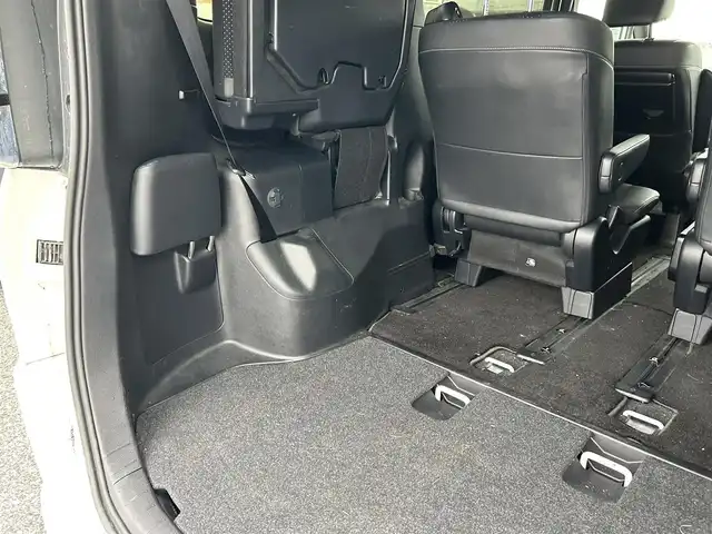 トヨタ ヴォクシー ZS 煌Ⅲ 滋賀県 2021(令3)年 4.1万km ホワイトパールクリスタルシャイン 両側パワースライドドア/社外9インチナビ/(AM/FM/CD/DVD/Bluetooth/USB/HDMI/SD)/前後ドライブレコーダー/バックカメラ/ETC/プリクラッシュブレーキアシスト/レーンキープアシスト/アイドリングストップ/クルーズコントロール/横滑り防止装置/コーナーセンサー/革巻きステアリング/ステアリングスイッチ/LEDヘッドライト/フロントフォグ/オートマチックハイビーム/後席エアコン/後席サンシェード/純正ドアバイザー/ISOFIX対応/プッシュスタート/スマートキー/ECOモード