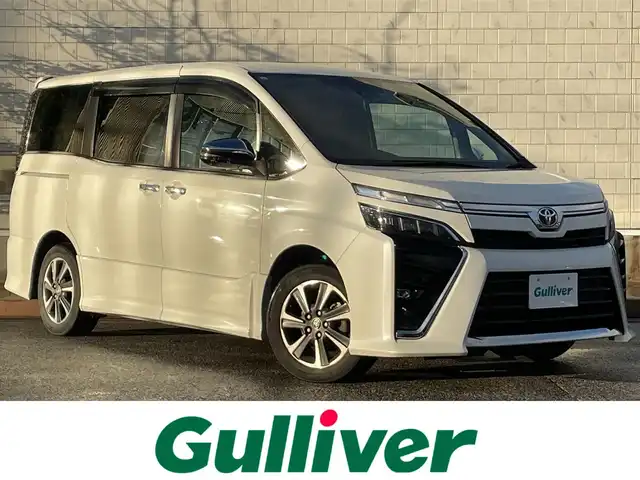 トヨタ ヴォクシー ZS 煌Ⅲ 滋賀県 2021(令3)年 4.1万km ホワイトパールクリスタルシャイン 両側パワースライドドア/社外9インチナビ/(AM/FM/CD/DVD/Bluetooth/USB/HDMI/SD)/前後ドライブレコーダー/バックカメラ/ETC/プリクラッシュブレーキアシスト/レーンキープアシスト/アイドリングストップ/クルーズコントロール/横滑り防止装置/コーナーセンサー/革巻きステアリング/ステアリングスイッチ/LEDヘッドライト/フロントフォグ/オートマチックハイビーム/後席エアコン/後席サンシェード/純正ドアバイザー/ISOFIX対応/プッシュスタート/スマートキー/ECOモード
