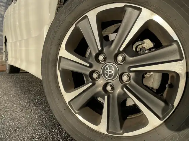 トヨタ ヴォクシー ZS 煌Ⅲ 滋賀県 2021(令3)年 4.1万km ホワイトパールクリスタルシャイン 両側パワースライドドア/社外9インチナビ/(AM/FM/CD/DVD/Bluetooth/USB/HDMI/SD)/前後ドライブレコーダー/バックカメラ/ETC/プリクラッシュブレーキアシスト/レーンキープアシスト/アイドリングストップ/クルーズコントロール/横滑り防止装置/コーナーセンサー/革巻きステアリング/ステアリングスイッチ/LEDヘッドライト/フロントフォグ/オートマチックハイビーム/後席エアコン/後席サンシェード/純正ドアバイザー/ISOFIX対応/プッシュスタート/スマートキー/ECOモード