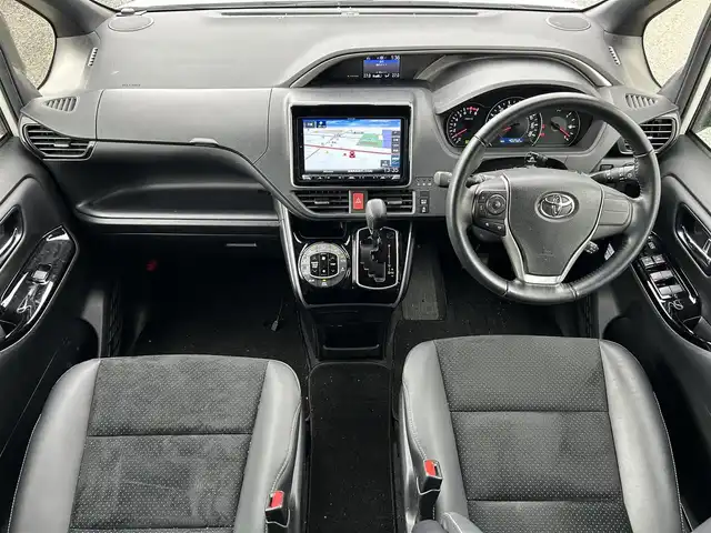 トヨタ ヴォクシー ZS 煌Ⅲ 滋賀県 2021(令3)年 4.1万km ホワイトパールクリスタルシャイン 両側パワースライドドア/社外9インチナビ/(AM/FM/CD/DVD/Bluetooth/USB/HDMI/SD)/前後ドライブレコーダー/バックカメラ/ETC/プリクラッシュブレーキアシスト/レーンキープアシスト/アイドリングストップ/クルーズコントロール/横滑り防止装置/コーナーセンサー/革巻きステアリング/ステアリングスイッチ/LEDヘッドライト/フロントフォグ/オートマチックハイビーム/後席エアコン/後席サンシェード/純正ドアバイザー/ISOFIX対応/プッシュスタート/スマートキー/ECOモード