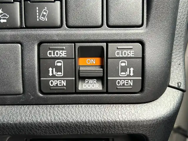 トヨタ ヴォクシー ZS 煌Ⅲ 滋賀県 2021(令3)年 4.1万km ホワイトパールクリスタルシャイン 両側パワースライドドア/社外9インチナビ/(AM/FM/CD/DVD/Bluetooth/USB/HDMI/SD)/前後ドライブレコーダー/バックカメラ/ETC/プリクラッシュブレーキアシスト/レーンキープアシスト/アイドリングストップ/クルーズコントロール/横滑り防止装置/コーナーセンサー/革巻きステアリング/ステアリングスイッチ/LEDヘッドライト/フロントフォグ/オートマチックハイビーム/後席エアコン/後席サンシェード/純正ドアバイザー/ISOFIX対応/プッシュスタート/スマートキー/ECOモード