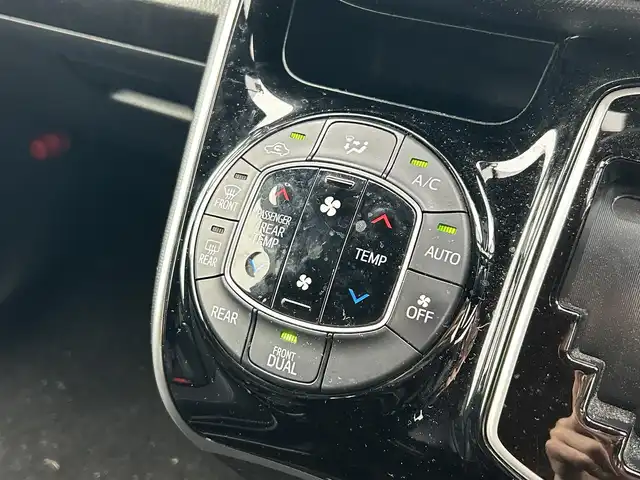 トヨタ ヴォクシー ZS 煌Ⅲ 滋賀県 2021(令3)年 4.1万km ホワイトパールクリスタルシャイン 両側パワースライドドア/社外9インチナビ/(AM/FM/CD/DVD/Bluetooth/USB/HDMI/SD)/前後ドライブレコーダー/バックカメラ/ETC/プリクラッシュブレーキアシスト/レーンキープアシスト/アイドリングストップ/クルーズコントロール/横滑り防止装置/コーナーセンサー/革巻きステアリング/ステアリングスイッチ/LEDヘッドライト/フロントフォグ/オートマチックハイビーム/後席エアコン/後席サンシェード/純正ドアバイザー/ISOFIX対応/プッシュスタート/スマートキー/ECOモード