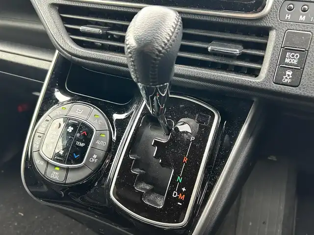 トヨタ ヴォクシー ZS 煌Ⅲ 滋賀県 2021(令3)年 4.1万km ホワイトパールクリスタルシャイン 両側パワースライドドア/社外9インチナビ/(AM/FM/CD/DVD/Bluetooth/USB/HDMI/SD)/前後ドライブレコーダー/バックカメラ/ETC/プリクラッシュブレーキアシスト/レーンキープアシスト/アイドリングストップ/クルーズコントロール/横滑り防止装置/コーナーセンサー/革巻きステアリング/ステアリングスイッチ/LEDヘッドライト/フロントフォグ/オートマチックハイビーム/後席エアコン/後席サンシェード/純正ドアバイザー/ISOFIX対応/プッシュスタート/スマートキー/ECOモード