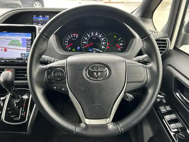 トヨタ ヴォクシー ZS 煌Ⅲ 滋賀県 2021(令3)年 4.1万km ホワイトパールクリスタルシャイン 両側パワースライドドア/社外9インチナビ/(AM/FM/CD/DVD/Bluetooth/USB/HDMI/SD)/前後ドライブレコーダー/バックカメラ/ETC/プリクラッシュブレーキアシスト/レーンキープアシスト/アイドリングストップ/クルーズコントロール/横滑り防止装置/コーナーセンサー/革巻きステアリング/ステアリングスイッチ/LEDヘッドライト/フロントフォグ/オートマチックハイビーム/後席エアコン/後席サンシェード/純正ドアバイザー/ISOFIX対応/プッシュスタート/スマートキー/ECOモード