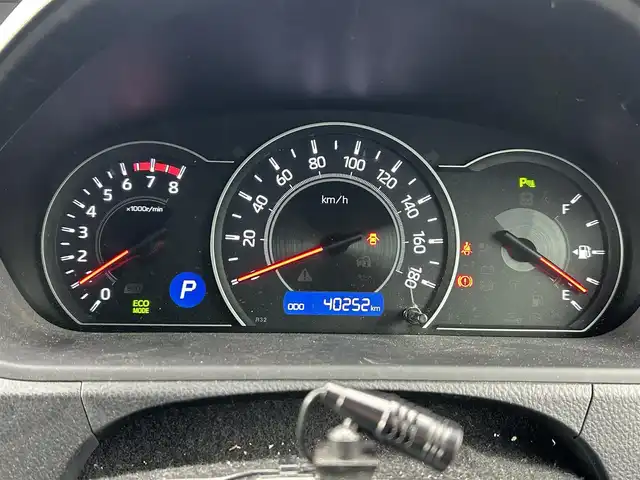 トヨタ ヴォクシー ZS 煌Ⅲ 滋賀県 2021(令3)年 4.1万km ホワイトパールクリスタルシャイン 両側パワースライドドア/社外9インチナビ/(AM/FM/CD/DVD/Bluetooth/USB/HDMI/SD)/前後ドライブレコーダー/バックカメラ/ETC/プリクラッシュブレーキアシスト/レーンキープアシスト/アイドリングストップ/クルーズコントロール/横滑り防止装置/コーナーセンサー/革巻きステアリング/ステアリングスイッチ/LEDヘッドライト/フロントフォグ/オートマチックハイビーム/後席エアコン/後席サンシェード/純正ドアバイザー/ISOFIX対応/プッシュスタート/スマートキー/ECOモード