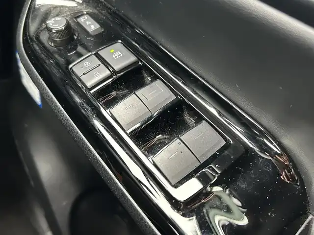 トヨタ ヴォクシー ZS 煌Ⅲ 滋賀県 2021(令3)年 4.1万km ホワイトパールクリスタルシャイン 両側パワースライドドア/社外9インチナビ/(AM/FM/CD/DVD/Bluetooth/USB/HDMI/SD)/前後ドライブレコーダー/バックカメラ/ETC/プリクラッシュブレーキアシスト/レーンキープアシスト/アイドリングストップ/クルーズコントロール/横滑り防止装置/コーナーセンサー/革巻きステアリング/ステアリングスイッチ/LEDヘッドライト/フロントフォグ/オートマチックハイビーム/後席エアコン/後席サンシェード/純正ドアバイザー/ISOFIX対応/プッシュスタート/スマートキー/ECOモード