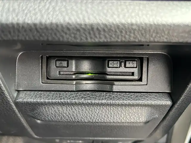 トヨタ ヴォクシー ZS 煌Ⅲ 滋賀県 2021(令3)年 4.1万km ホワイトパールクリスタルシャイン 両側パワースライドドア/社外9インチナビ/(AM/FM/CD/DVD/Bluetooth/USB/HDMI/SD)/前後ドライブレコーダー/バックカメラ/ETC/プリクラッシュブレーキアシスト/レーンキープアシスト/アイドリングストップ/クルーズコントロール/横滑り防止装置/コーナーセンサー/革巻きステアリング/ステアリングスイッチ/LEDヘッドライト/フロントフォグ/オートマチックハイビーム/後席エアコン/後席サンシェード/純正ドアバイザー/ISOFIX対応/プッシュスタート/スマートキー/ECOモード