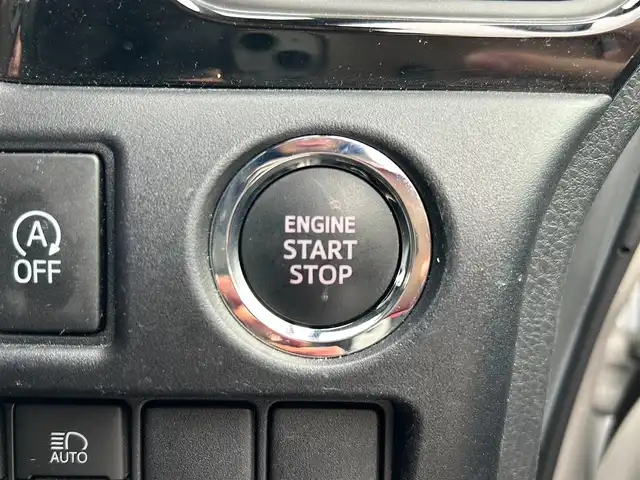 トヨタ ヴォクシー ZS 煌Ⅲ 滋賀県 2021(令3)年 4.1万km ホワイトパールクリスタルシャイン 両側パワースライドドア/社外9インチナビ/(AM/FM/CD/DVD/Bluetooth/USB/HDMI/SD)/前後ドライブレコーダー/バックカメラ/ETC/プリクラッシュブレーキアシスト/レーンキープアシスト/アイドリングストップ/クルーズコントロール/横滑り防止装置/コーナーセンサー/革巻きステアリング/ステアリングスイッチ/LEDヘッドライト/フロントフォグ/オートマチックハイビーム/後席エアコン/後席サンシェード/純正ドアバイザー/ISOFIX対応/プッシュスタート/スマートキー/ECOモード