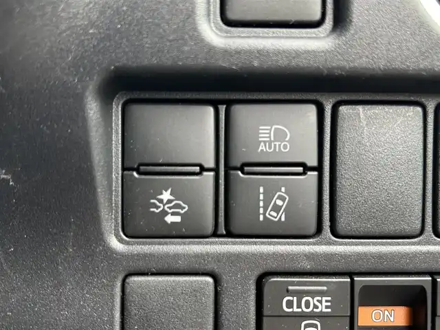 トヨタ ヴォクシー ZS 煌Ⅲ 滋賀県 2021(令3)年 4.1万km ホワイトパールクリスタルシャイン 両側パワースライドドア/社外9インチナビ/(AM/FM/CD/DVD/Bluetooth/USB/HDMI/SD)/前後ドライブレコーダー/バックカメラ/ETC/プリクラッシュブレーキアシスト/レーンキープアシスト/アイドリングストップ/クルーズコントロール/横滑り防止装置/コーナーセンサー/革巻きステアリング/ステアリングスイッチ/LEDヘッドライト/フロントフォグ/オートマチックハイビーム/後席エアコン/後席サンシェード/純正ドアバイザー/ISOFIX対応/プッシュスタート/スマートキー/ECOモード