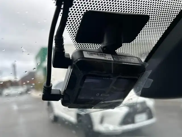 トヨタ ヴォクシー ZS 煌Ⅲ 滋賀県 2021(令3)年 4.1万km ホワイトパールクリスタルシャイン 両側パワースライドドア/社外9インチナビ/(AM/FM/CD/DVD/Bluetooth/USB/HDMI/SD)/前後ドライブレコーダー/バックカメラ/ETC/プリクラッシュブレーキアシスト/レーンキープアシスト/アイドリングストップ/クルーズコントロール/横滑り防止装置/コーナーセンサー/革巻きステアリング/ステアリングスイッチ/LEDヘッドライト/フロントフォグ/オートマチックハイビーム/後席エアコン/後席サンシェード/純正ドアバイザー/ISOFIX対応/プッシュスタート/スマートキー/ECOモード