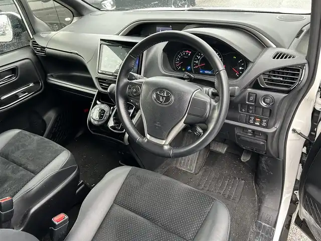 トヨタ ヴォクシー ZS 煌Ⅲ 滋賀県 2021(令3)年 4.1万km ホワイトパールクリスタルシャイン 両側パワースライドドア/社外9インチナビ/(AM/FM/CD/DVD/Bluetooth/USB/HDMI/SD)/前後ドライブレコーダー/バックカメラ/ETC/プリクラッシュブレーキアシスト/レーンキープアシスト/アイドリングストップ/クルーズコントロール/横滑り防止装置/コーナーセンサー/革巻きステアリング/ステアリングスイッチ/LEDヘッドライト/フロントフォグ/オートマチックハイビーム/後席エアコン/後席サンシェード/純正ドアバイザー/ISOFIX対応/プッシュスタート/スマートキー/ECOモード