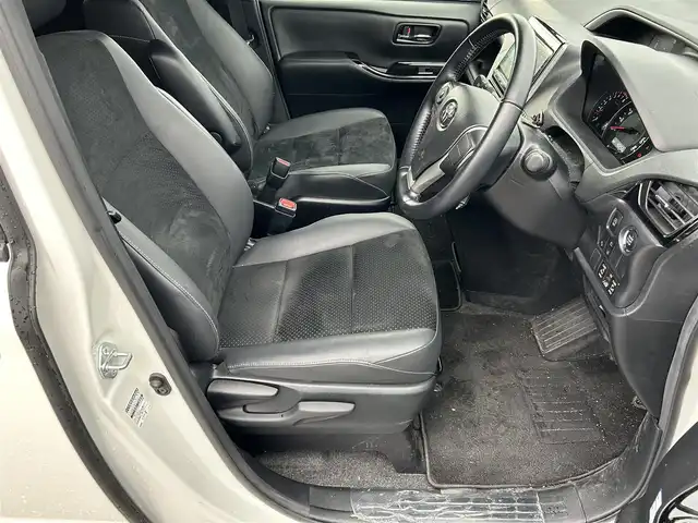 トヨタ ヴォクシー ZS 煌Ⅲ 滋賀県 2021(令3)年 4.1万km ホワイトパールクリスタルシャイン 両側パワースライドドア/社外9インチナビ/(AM/FM/CD/DVD/Bluetooth/USB/HDMI/SD)/前後ドライブレコーダー/バックカメラ/ETC/プリクラッシュブレーキアシスト/レーンキープアシスト/アイドリングストップ/クルーズコントロール/横滑り防止装置/コーナーセンサー/革巻きステアリング/ステアリングスイッチ/LEDヘッドライト/フロントフォグ/オートマチックハイビーム/後席エアコン/後席サンシェード/純正ドアバイザー/ISOFIX対応/プッシュスタート/スマートキー/ECOモード