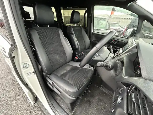 トヨタ ヴォクシー ZS 煌Ⅲ 滋賀県 2021(令3)年 4.1万km ホワイトパールクリスタルシャイン 両側パワースライドドア/社外9インチナビ/(AM/FM/CD/DVD/Bluetooth/USB/HDMI/SD)/前後ドライブレコーダー/バックカメラ/ETC/プリクラッシュブレーキアシスト/レーンキープアシスト/アイドリングストップ/クルーズコントロール/横滑り防止装置/コーナーセンサー/革巻きステアリング/ステアリングスイッチ/LEDヘッドライト/フロントフォグ/オートマチックハイビーム/後席エアコン/後席サンシェード/純正ドアバイザー/ISOFIX対応/プッシュスタート/スマートキー/ECOモード