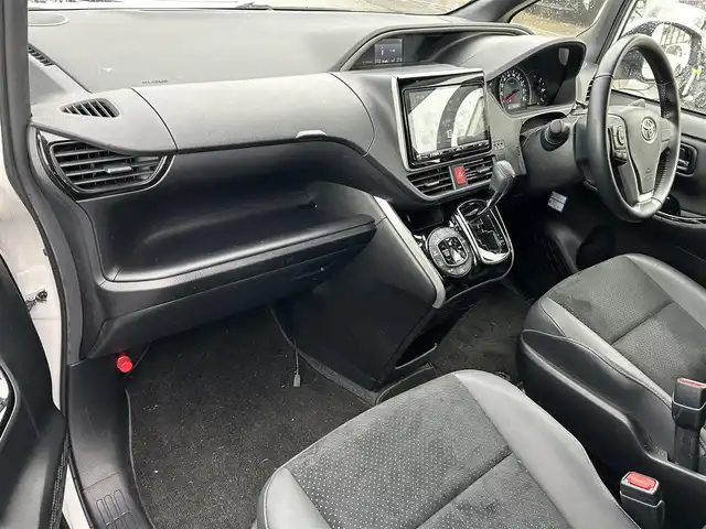 トヨタ ヴォクシー ZS 煌Ⅲ 滋賀県 2021(令3)年 4.1万km ホワイトパールクリスタルシャイン 両側パワースライドドア/社外9インチナビ/(AM/FM/CD/DVD/Bluetooth/USB/HDMI/SD)/前後ドライブレコーダー/バックカメラ/ETC/プリクラッシュブレーキアシスト/レーンキープアシスト/アイドリングストップ/クルーズコントロール/横滑り防止装置/コーナーセンサー/革巻きステアリング/ステアリングスイッチ/LEDヘッドライト/フロントフォグ/オートマチックハイビーム/後席エアコン/後席サンシェード/純正ドアバイザー/ISOFIX対応/プッシュスタート/スマートキー/ECOモード