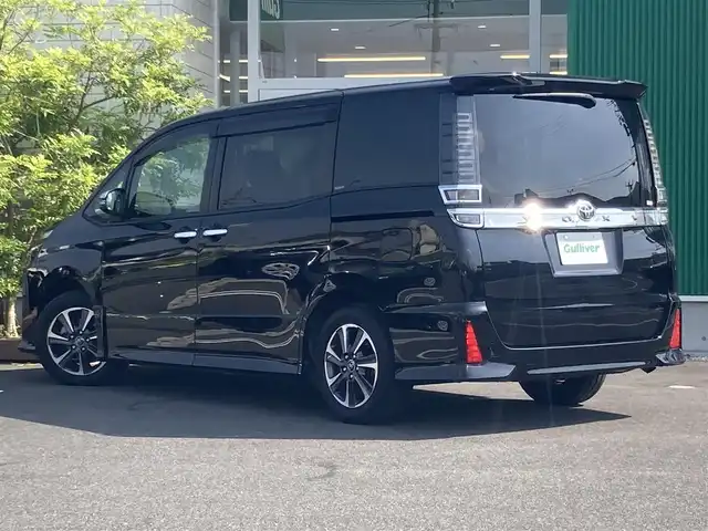 トヨタ ヴォクシー ZS 煌 岡山県 2018(平30)年 5.6万km ブラック 純正9インチナビ（NSZT-Y66T）/AMFM/CD/BT/USB/HDMI/フルセグ/バックカメラ/ETC/両側パワースライドドア/前方ドライブレコーダー/MT付きAT/クルーズコントロール/プリクラッシュセーフティシステム/LDA/LEDヘッドライト/オートハイビーム/純正AW/純正フロアマット/保証書/取扱説明書/スペアキー