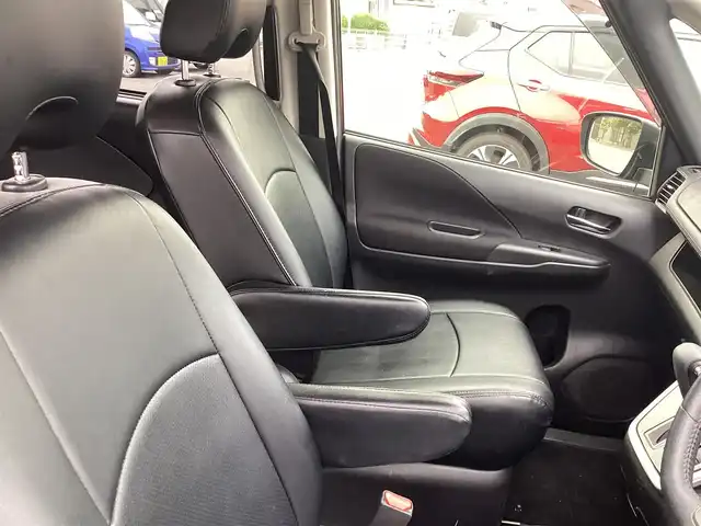 日産 セレナ ハイウェイスターVセレクションⅡ 岡山県 2017(平29)年 8.6万km ダイヤモンドブラック 社外９インチメモFリーナビ/フルセグ/バックカメラ/全方位カメラ/後席フリップダウンモニター/ビルトインETC/プロパイロット/R両側パワースライド/前後ドラレコ/革調シートカバー