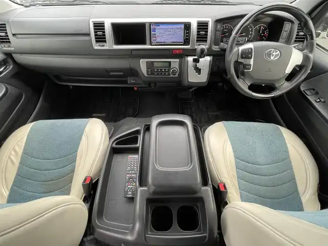 トヨタ ハイエース GL 青森県 2018(平30)年 9.5万km ホワイトパールクリスタルシャイン 4WD/ワンオーナー/モデリスタエアロ　/キャンピング仕様/ベッドキッド/タープ/シンク/フローリング/後席回転対座シート/後席TVモニター有（HDMI用）/WAC/片側パワースライドドア/社外ナビ/・フルセグ/AM/FM/CD/DVD/BT/純正フロアマット/センターコンソール/車線逸脱警報/横滑り防止機能/ヒルスタートアシスト/UVカットガラス/プライバシーガラス/盗難防止装置/オートライト/ETC/スペアキー/純正スターター/保証書/取扱説明書