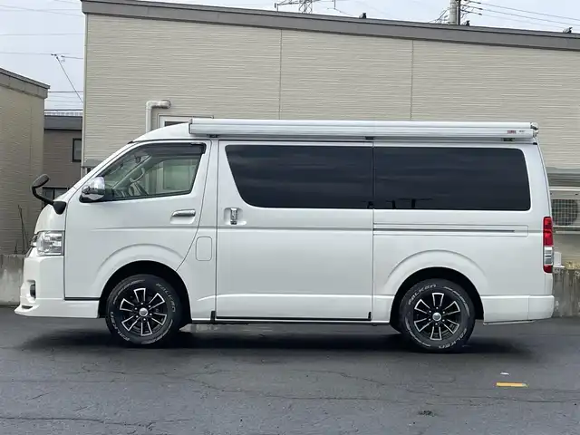 トヨタ ハイエース GL 青森県 2018(平30)年 9.5万km ホワイトパールクリスタルシャイン 4WD/ワンオーナー/モデリスタエアロ　/キャンピング仕様/ベッドキッド/タープ/シンク/フローリング/後席回転対座シート/後席TVモニター有（HDMI用）/WAC/片側パワースライドドア/社外ナビ/・フルセグ/AM/FM/CD/DVD/BT/純正フロアマット/センターコンソール/車線逸脱警報/横滑り防止機能/ヒルスタートアシスト/UVカットガラス/プライバシーガラス/盗難防止装置/オートライト/ETC/スペアキー/純正スターター/保証書/取扱説明書