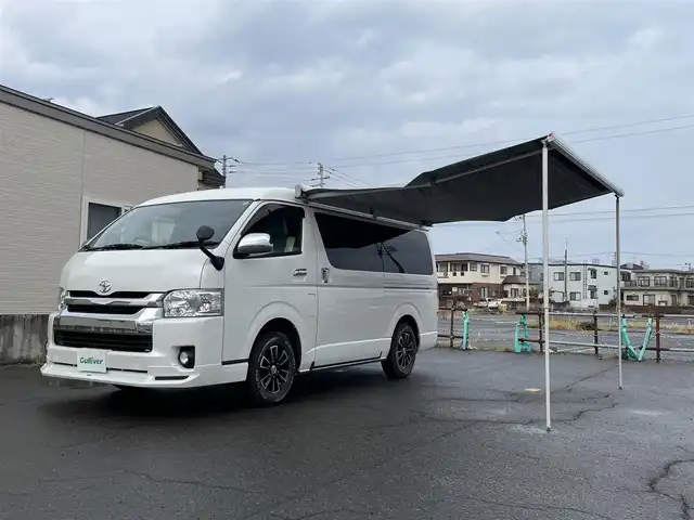 トヨタ ハイエース GL 青森県 2018(平30)年 9.5万km ホワイトパールクリスタルシャイン 4WD/ワンオーナー/モデリスタエアロ　/キャンピング仕様/ベッドキッド/タープ/シンク/フローリング/後席回転対座シート/後席TVモニター有（HDMI用）/WAC/片側パワースライドドア/社外ナビ/・フルセグ/AM/FM/CD/DVD/BT/純正フロアマット/センターコンソール/車線逸脱警報/横滑り防止機能/ヒルスタートアシスト/UVカットガラス/プライバシーガラス/盗難防止装置/オートライト/ETC/スペアキー/純正スターター/保証書/取扱説明書