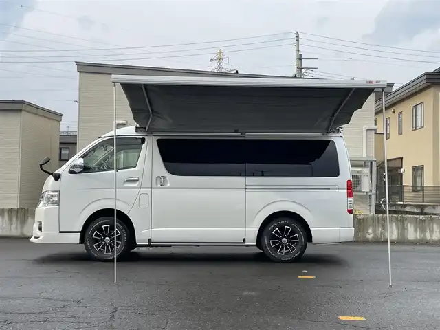 トヨタ ハイエース GL 青森県 2018(平30)年 9.5万km ホワイトパールクリスタルシャイン 4WD/ワンオーナー/モデリスタエアロ　/キャンピング仕様/ベッドキッド/タープ/シンク/フローリング/後席回転対座シート/後席TVモニター有（HDMI用）/WAC/片側パワースライドドア/社外ナビ/・フルセグ/AM/FM/CD/DVD/BT/純正フロアマット/センターコンソール/車線逸脱警報/横滑り防止機能/ヒルスタートアシスト/UVカットガラス/プライバシーガラス/盗難防止装置/オートライト/ETC/スペアキー/純正スターター/保証書/取扱説明書