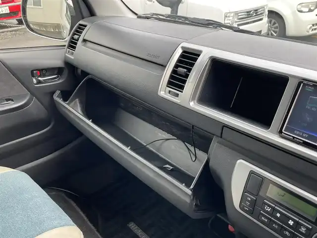 トヨタ ハイエース GL 青森県 2018(平30)年 9.5万km ホワイトパールクリスタルシャイン 4WD/ワンオーナー/モデリスタエアロ　/キャンピング仕様/ベッドキッド/タープ/シンク/フローリング/後席回転対座シート/後席TVモニター有（HDMI用）/WAC/片側パワースライドドア/社外ナビ/・フルセグ/AM/FM/CD/DVD/BT/純正フロアマット/センターコンソール/車線逸脱警報/横滑り防止機能/ヒルスタートアシスト/UVカットガラス/プライバシーガラス/盗難防止装置/オートライト/ETC/スペアキー/純正スターター/保証書/取扱説明書