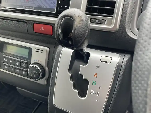 トヨタ ハイエース GL 青森県 2018(平30)年 9.5万km ホワイトパールクリスタルシャイン 4WD/ワンオーナー/モデリスタエアロ　/キャンピング仕様/ベッドキッド/タープ/シンク/フローリング/後席回転対座シート/後席TVモニター有（HDMI用）/WAC/片側パワースライドドア/社外ナビ/・フルセグ/AM/FM/CD/DVD/BT/純正フロアマット/センターコンソール/車線逸脱警報/横滑り防止機能/ヒルスタートアシスト/UVカットガラス/プライバシーガラス/盗難防止装置/オートライト/ETC/スペアキー/純正スターター/保証書/取扱説明書